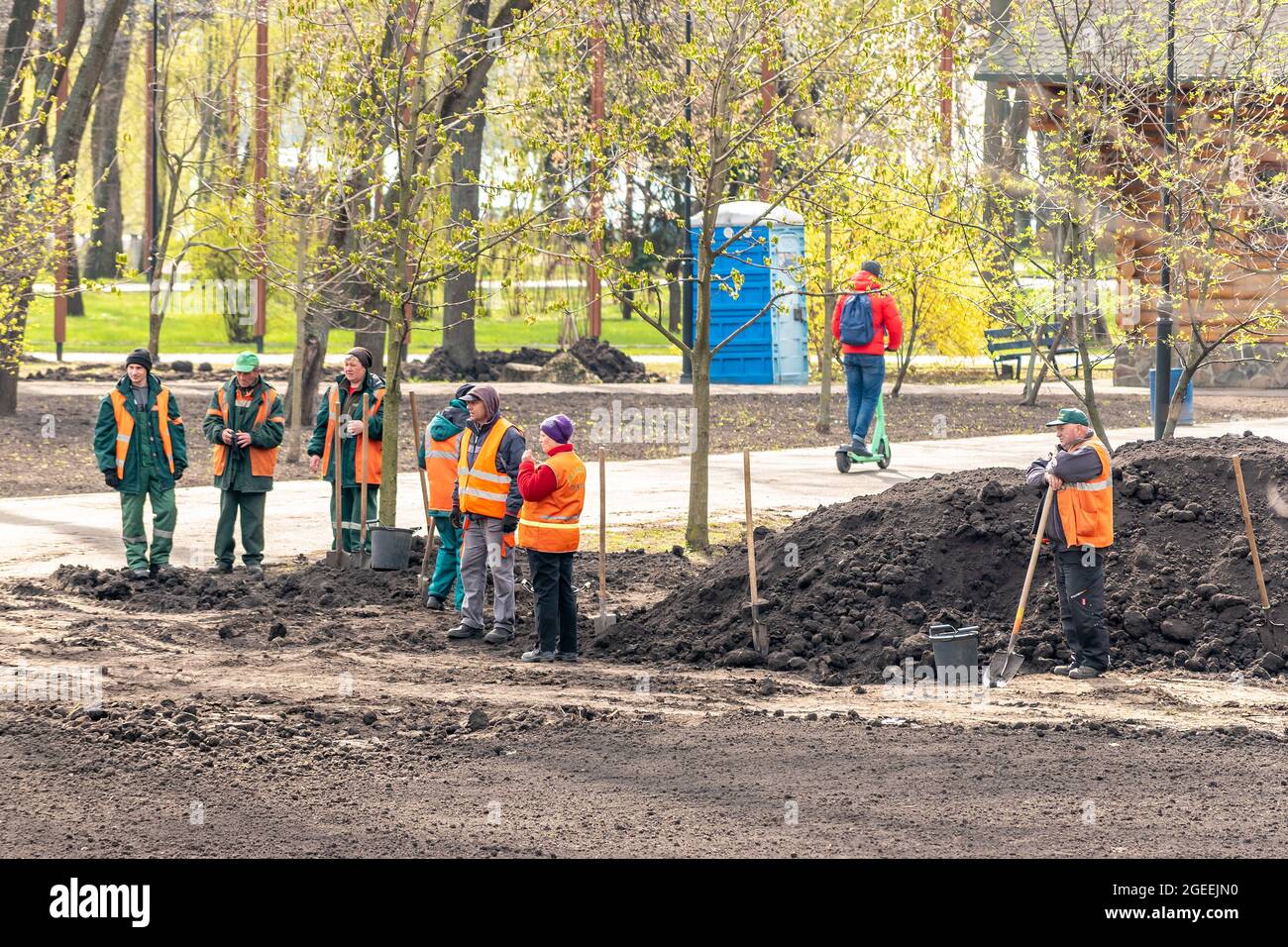 Kiew, Ukraine - 27. April 2021: Arbeiter, die im Stadtpark arbeiten. Stockfoto