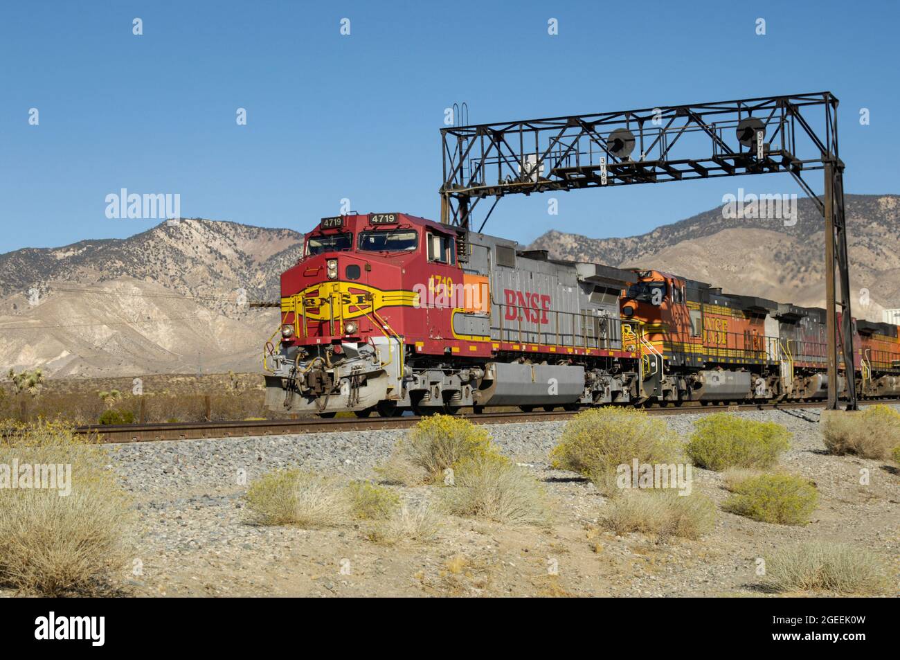 Die BNSF 4719 führt einen Zug nach Mojave, Kalifornien, während sie unter einer Signalbrücke hindurch fährt Stockfoto