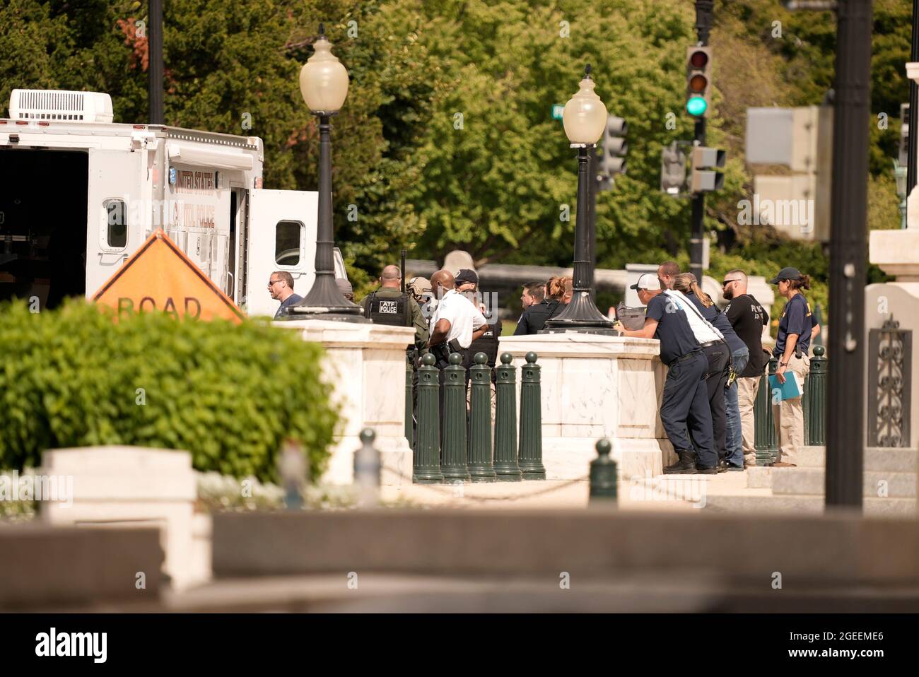 Washington, Vereinigte Staaten. August 2021. Die United States Capitol Police (USCP) untersucht am Donnerstag, den 19. August 2021, eine LKW-Bombe in der First Street, südöstlich zwischen der Library of Congress James Madison Building und dem US Capitol. Kredit: Ken Cedeno/CNP/dpa/Alamy Live Nachrichten Stockfoto