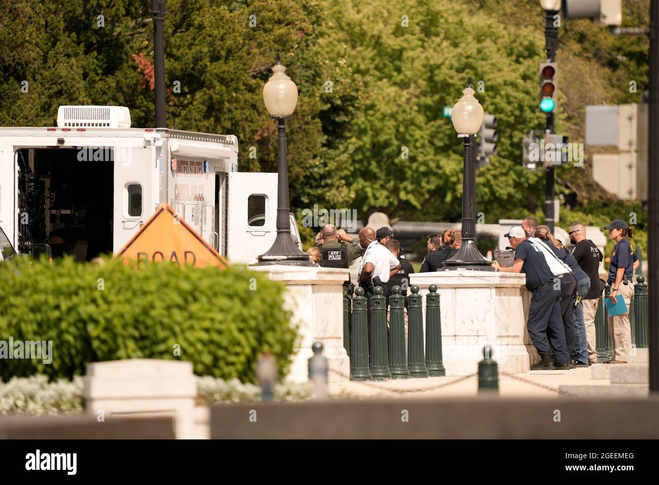 Washington, Vereinigte Staaten. August 2021. Die United States Capitol Police (USCP) untersucht am Donnerstag, den 19. August 2021, eine LKW-Bombe in der First Street, südöstlich zwischen der Library of Congress James Madison Building und dem US Capitol. Kredit: Ken Cedeno/CNP/dpa/Alamy Live Nachrichten Stockfoto