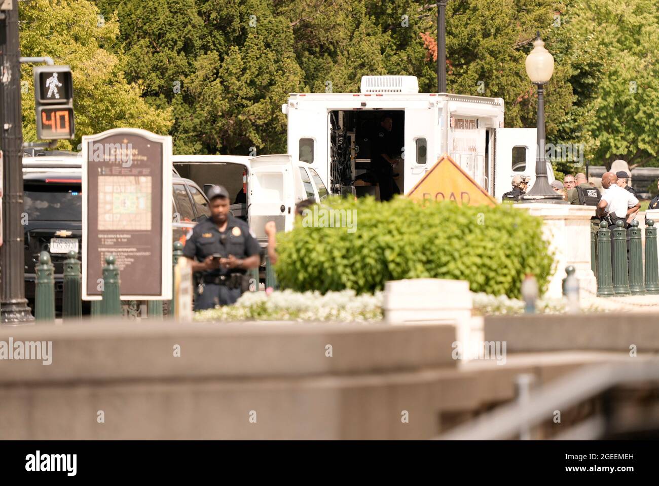 Washington, Vereinigte Staaten. August 2021. Die United States Capitol Police (USCP) untersucht am Donnerstag, den 19. August 2021, eine LKW-Bombe in der First Street, südöstlich zwischen der Library of Congress James Madison Building und dem US Capitol. Kredit: Ken Cedeno/CNP/dpa/Alamy Live Nachrichten Stockfoto