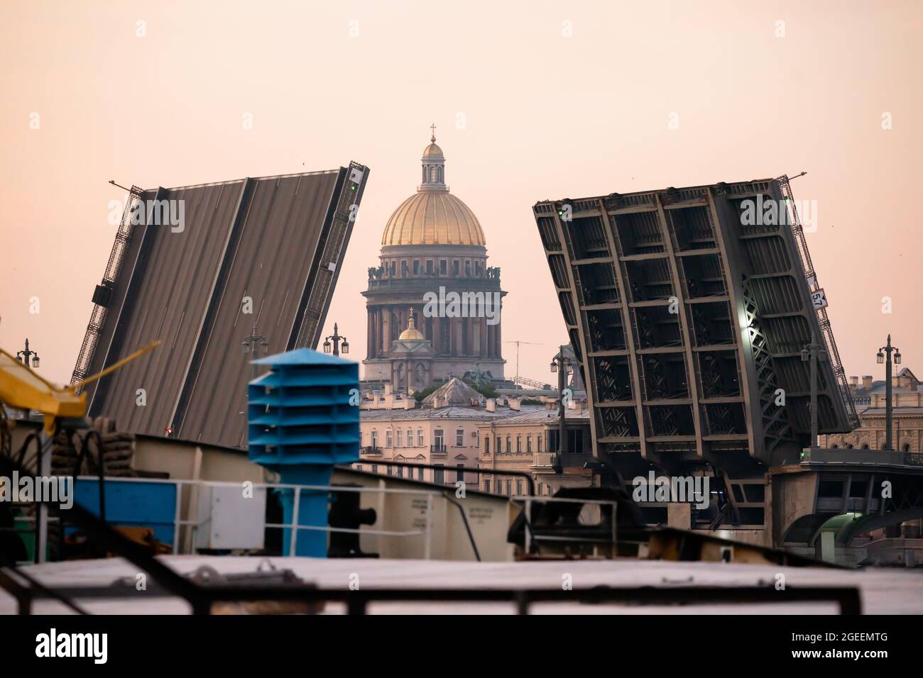 Die Verkündigung-Brücke, die mit der Isaakskathedrale im Hintergrund, Sankt Petersburg, Russland, angehoben wurde Stockfoto