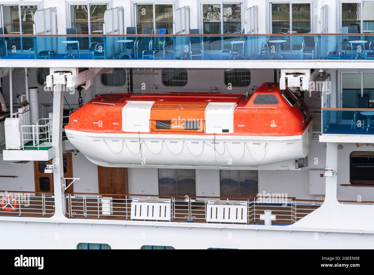 Ein modernes Rettungsboot ist die Grundausstattung auf jedem Schiff Stockfoto