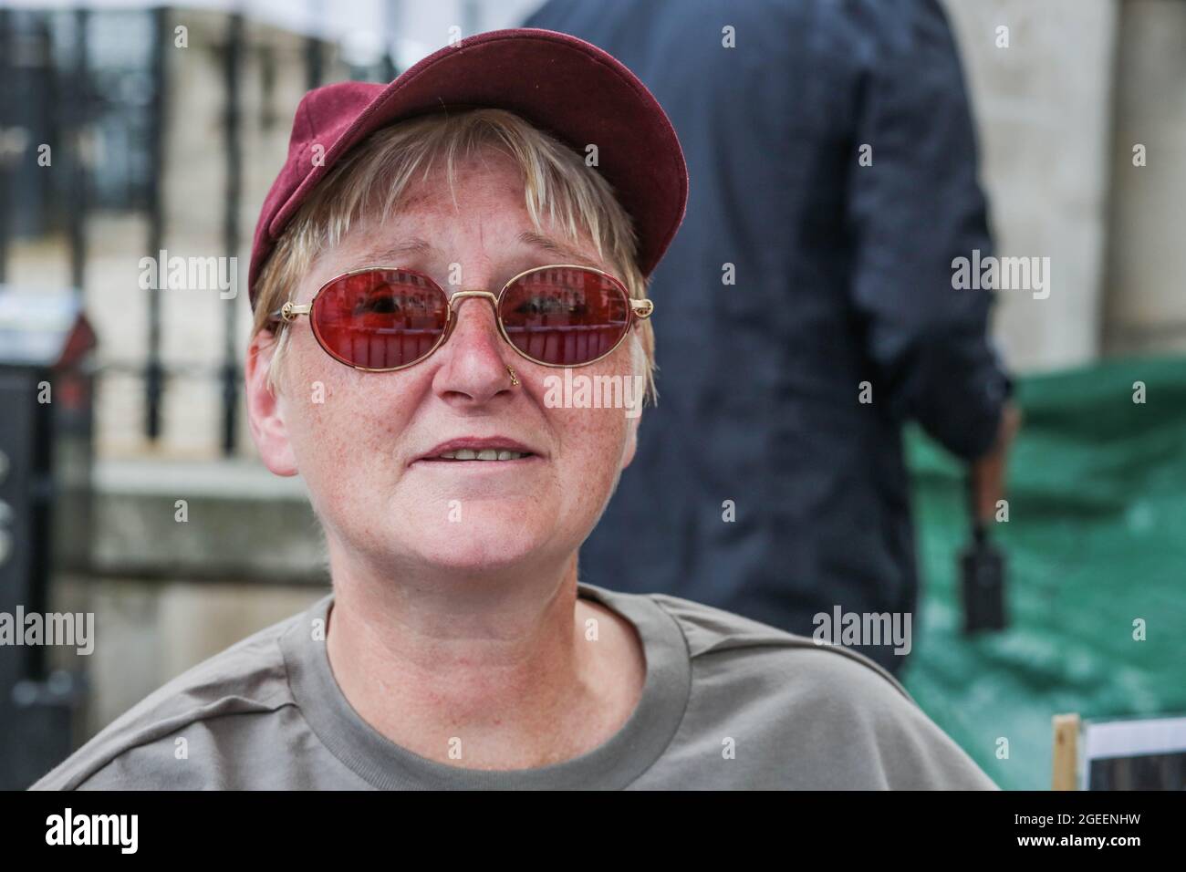 London, England, Großbritannien. August 2021. Am zwölften Tag des ''Hungerstreiks zu Tode'' durch ältere Gurkha-Soldaten sind viele Mitglieder der britischen Armee, die am protestmarsch vom Parliament Square nach Whitehall teilnehmen.Mandy, 52, war Luftwaffeningenieur. Zusammen mit anderen Mitgliedern der Armee schlief sie zehn Tage lang im Gurkha Protestlager in ihrem Rollstuhl. ''Wir alle bewundern sie. Die Gurkhas sind die schärfsten und freundlichsten Mitglieder der britischen Armee, und sie sind Familie'', erklärt sie. (Bild: © Sabrina Merolla/ZUMA Press Wire) Stockfoto