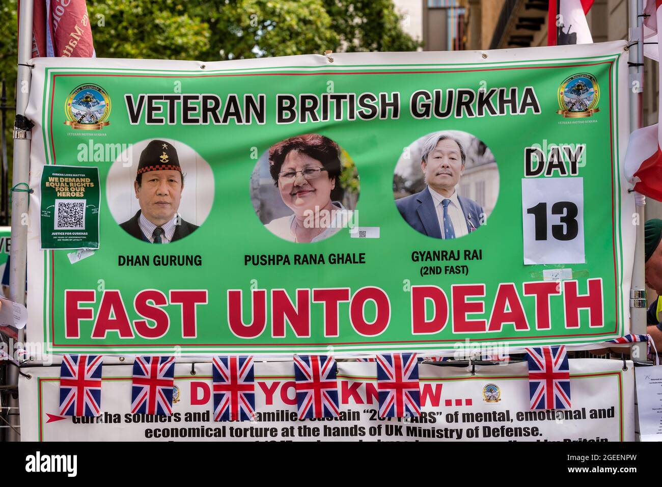 London, Großbritannien. August 2021. Ein Transparent, auf dem Gurkha-Veteranen in Whitehall gegenüber der Downing Street am 13. Tag ihres Hungerstreiks aus Protest gegen ungleiche Renten mit anderen Veteranen der britischen Armee den Streik beendet haben, nachdem Gespräche vereinbart wurden, Die Beamten des Verteidigungsministeriums werden im nächsten Monat den nepalesischen Botschafter und die Gruppe treffen. Die Brigade von Gurkhas wird aus Nepal rekrutiert, das weder ein abhängiges Territorium des Vereinigten Königreichs noch ein Mitglied des Commonwealth ist. Kredit: SOPA Images Limited/Alamy Live Nachrichten Stockfoto