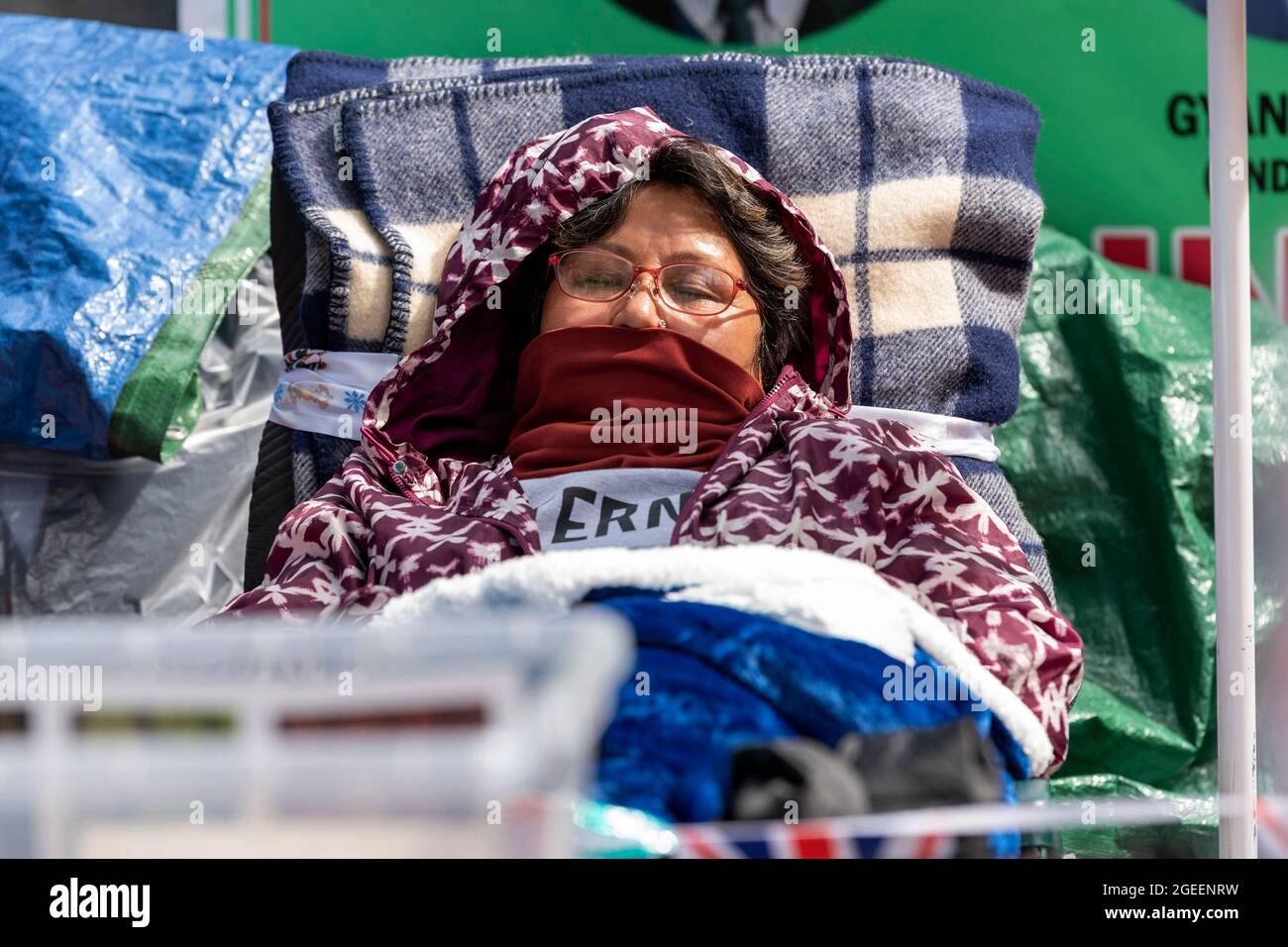 London, Großbritannien. August 2021. Die Witwe von Gurkha, Pushpa Rana Ghale, wurde am 13. Tag ihres Hungerstreiks in Whitehall gegenüber der Downing Street aus Protest gegen ungleiche Renten mit anderen Veteranen der britischen Armee gesehen. Die Beamten des Verteidigungsministeriums werden im nächsten Monat den nepalesischen Botschafter und die Gruppe treffen. Die Brigade von Gurkhas wird aus Nepal rekrutiert, das weder ein abhängiges Territorium des Vereinigten Königreichs noch ein Mitglied des Commonwealth ist. Kredit: SOPA Images Limited/Alamy Live Nachrichten Stockfoto