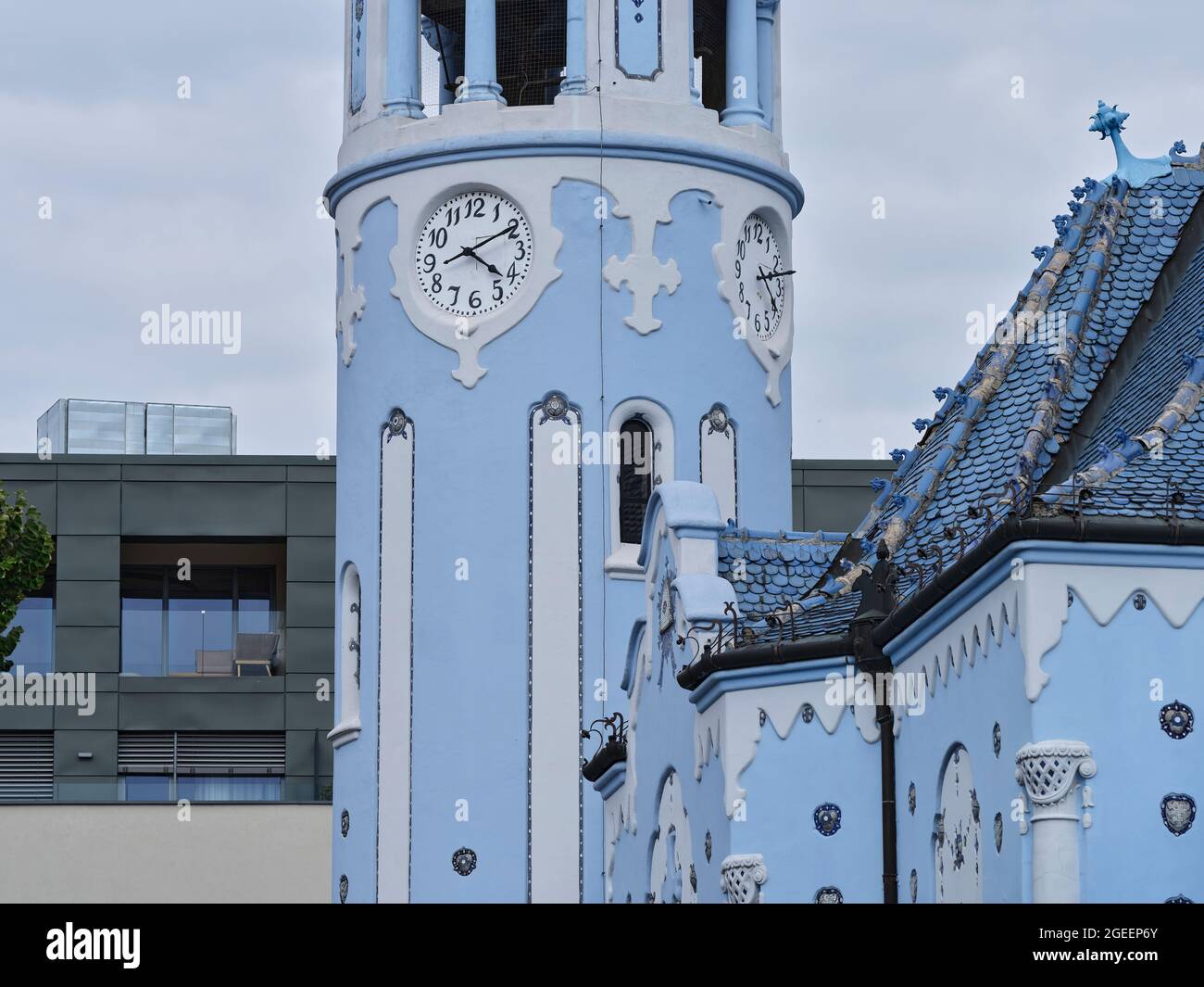 Blauer Kirchturm und Fassade in Bratislava, Slowakei, mit Jugendstilarchitektur und Uhrendetails Stockfoto