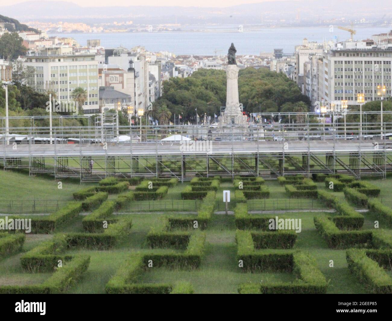 Lissabon, Portugal. August 2021. (INT) Blick auf den Garten Amalia Rodrigues in Lissabon. 19. August 2021, Lissabon, Portugal: Blick auf den Amalia Rodrigues-Garten in Lissabon von Goncalo Ribeiro Telles wurde 2000 zu Ehren der Fado-Sängerin Amalia Rodrigues nominiert. Der 1996 eröffnete Raum erstreckt sich nördlich des Parque Eduardo VII, in einem zentralen Bereich des höchsten der Stadt. (Bild: © Edson De Souza/TheNEWS2 über ZUMA Press Wire) Stockfoto