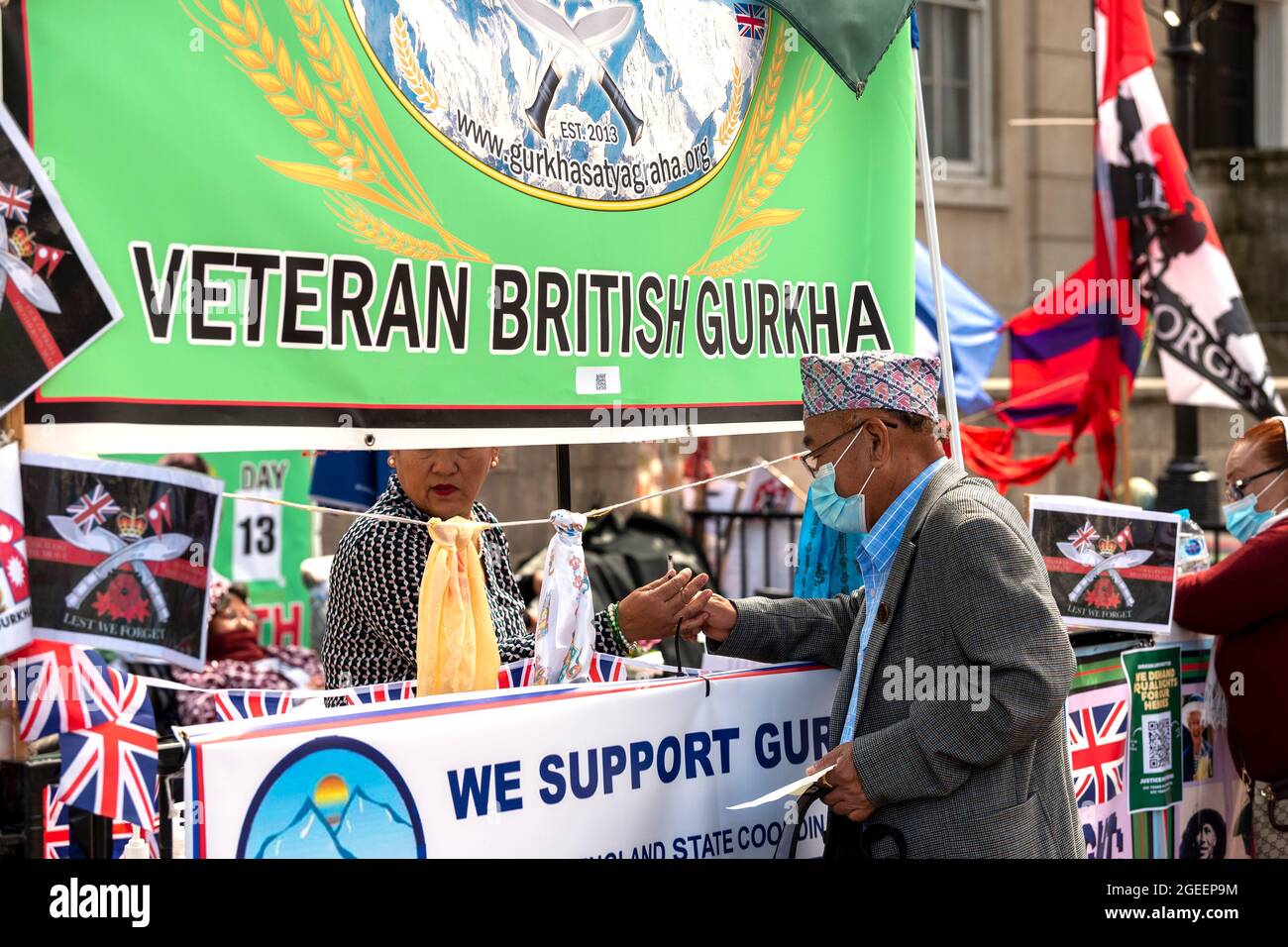 London, Großbritannien. August 2021. Ein Unterstützer der Gurkha-Veteranen in Whitehall gegenüber der Downing Street, am 13. Tag ihres Hungerstreiks aus Protest gegen ungleiche Renten mit anderen Veteranen der britischen Armee. Die Beamten des Verteidigungsministeriums werden im nächsten Monat den nepalesischen Botschafter und die Gruppe treffen. Die Brigade von Gurkhas wird aus Nepal rekrutiert, das weder ein abhängiges Territorium des Vereinigten Königreichs noch ein Mitglied des Commonwealth ist. (Bild: © Dave Rushen/SOPA Images via ZUMA Press Wire) Stockfoto