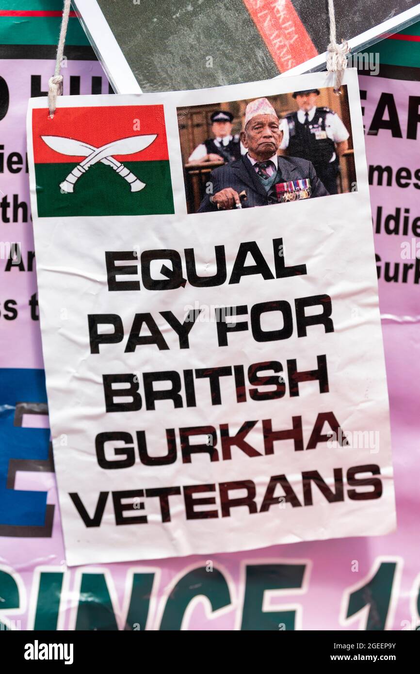 London, Großbritannien. August 2021. Plakat mit Gurkha-Veteranen in Whitehall gegenüber Downing Street, am 13. Tag ihres Hungerstreiks aus Protest gegen ungleiche Renten mit anderen Veteranen der britischen Armee. Die Beamten des Verteidigungsministeriums werden im nächsten Monat den nepalesischen Botschafter und die Gruppe treffen. Die Brigade von Gurkhas wird aus Nepal rekrutiert, das weder ein abhängiges Territorium des Vereinigten Königreichs noch ein Mitglied des Commonwealth ist. (Foto von Dave Rushen/SOPA Images/Sipa USA) Quelle: SIPA USA/Alamy Live News Stockfoto