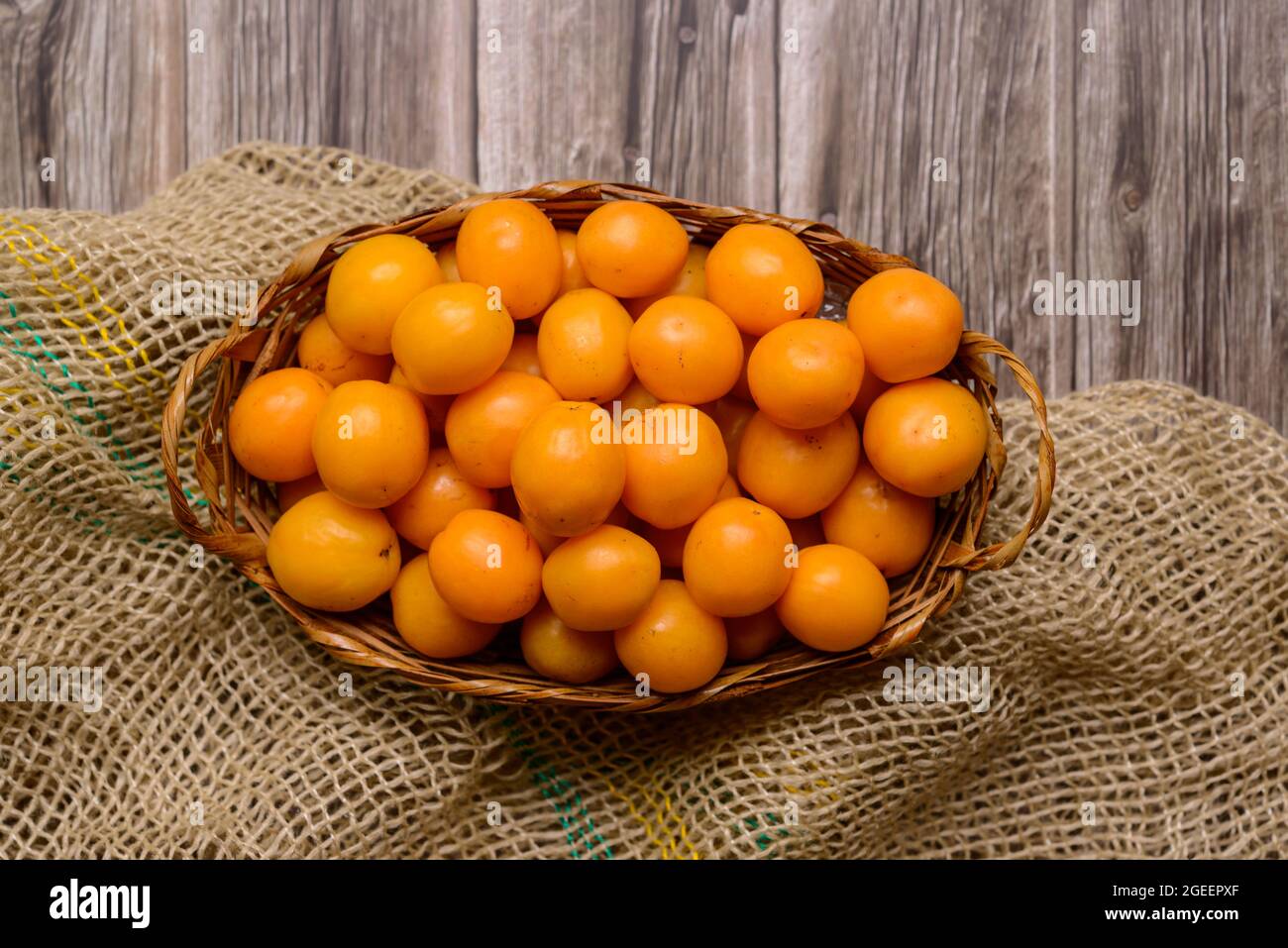 Brasilianische Frucht caja im Strohkorb. Stockfoto