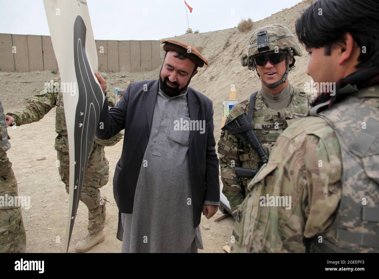 Oberst Gul Muhammed, der der Anti-Terrorismus-Abteilung des Nationalen Sicherheitsdirektorats zugeordnet ist, untersucht sein Ziel, nachdem er eine M-9-Beretta-Pistole auf einem kleinen Waffenlager in Camp Parsa, Provinz Khowst, Afghanistan, am 30. Januar 2013 abgefeuert hat. Soldaten der US-Armee, die dem Team 28 der Sicherheitskräfte, der Task Force 3/101, zugewiesen wurden, planten die Reichweite und unterstützten die NDS und die uniformierte afghanische Polizei beim sicheren Üben mit ihren Waffen. (USA Armeefoto von Sgt. Kimberly Trumbull / Veröffentlicht) Stockfoto