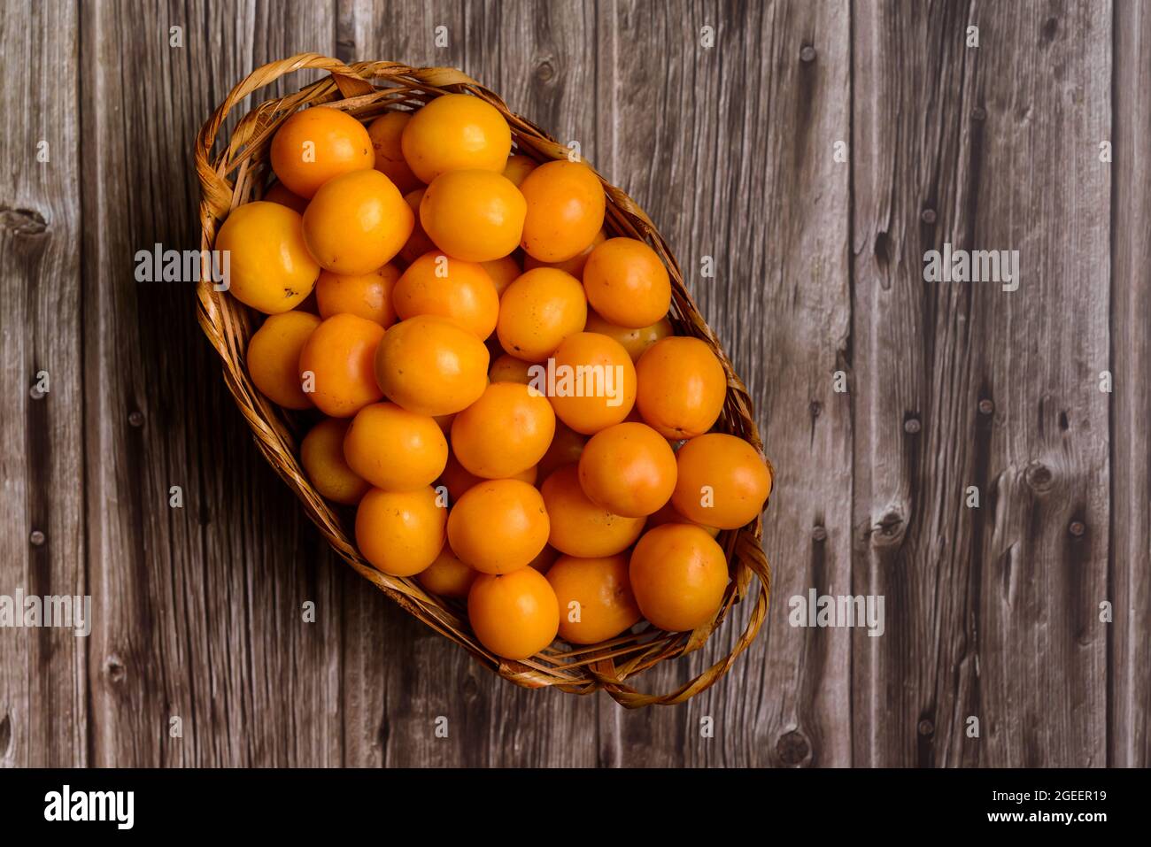 Brasilianische Frucht caja im Strohkorb. Stockfoto