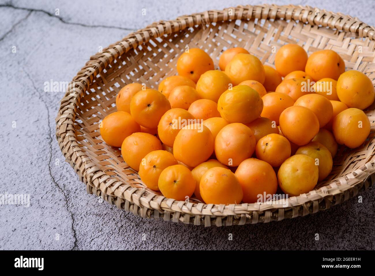 Brasilianische Frucht caja im Strohkorb. Stockfoto