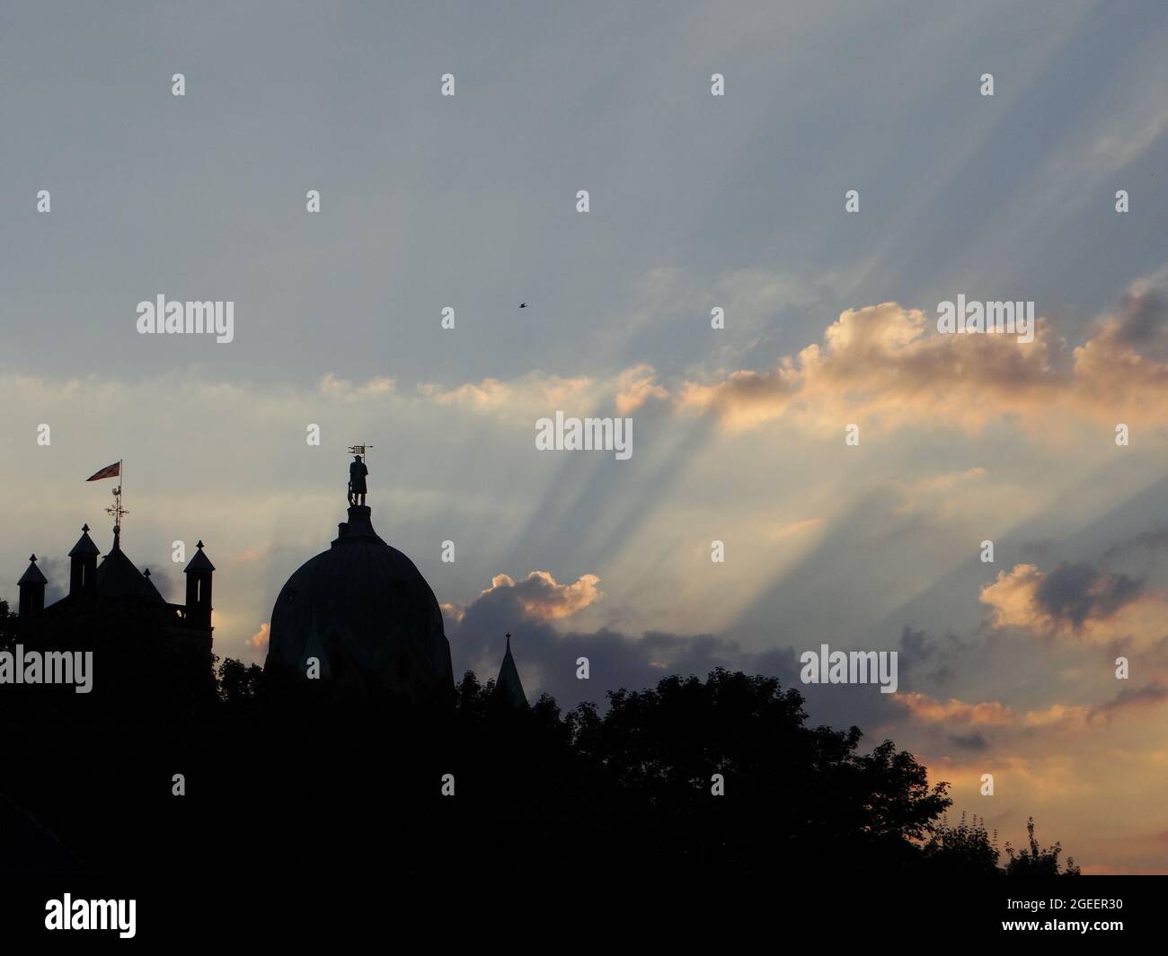 Szenische Aufnahme eines hinterleuchteten Quirinus Münster, Basilika, Wahrzeichen von Neuss am Rhein bei Sonnenuntergang Stockfoto