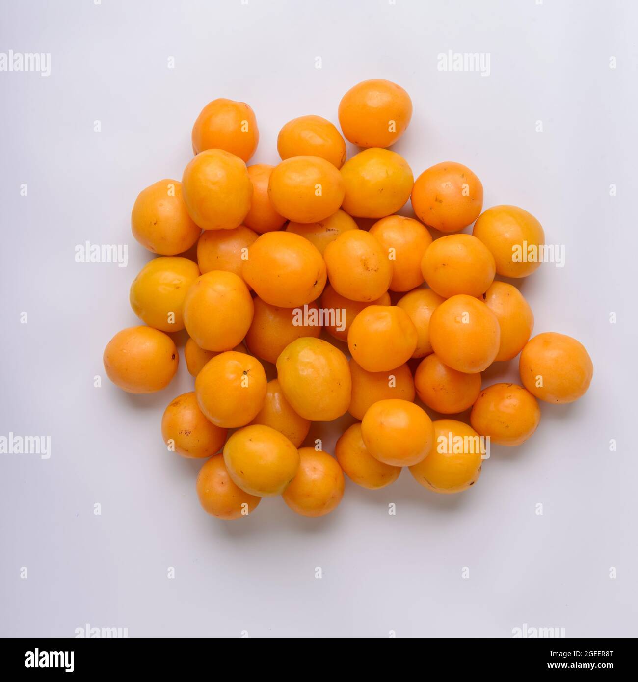 Caja brasilianische Frucht auf weißem Hintergrund. Stockfoto