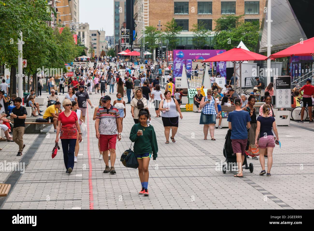 Montreal, CA - 17. Juli 2021: Menschen gehen auf der Sainte Catherine Street am Place des Arts Stockfoto