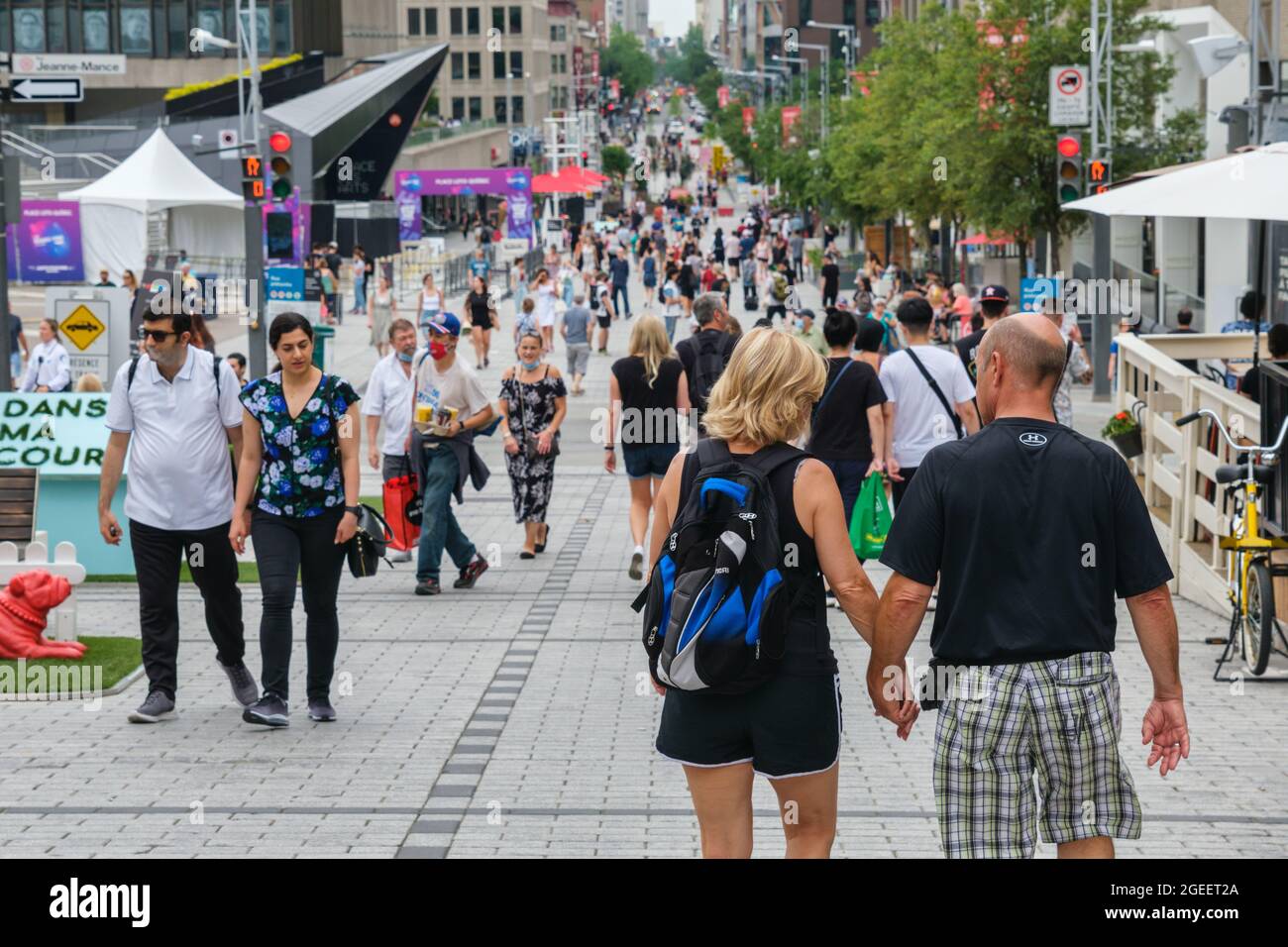 Montreal, CA - 17. Juli 2021: Menschen gehen auf der Sainte Catherine Street am Place des Arts Stockfoto