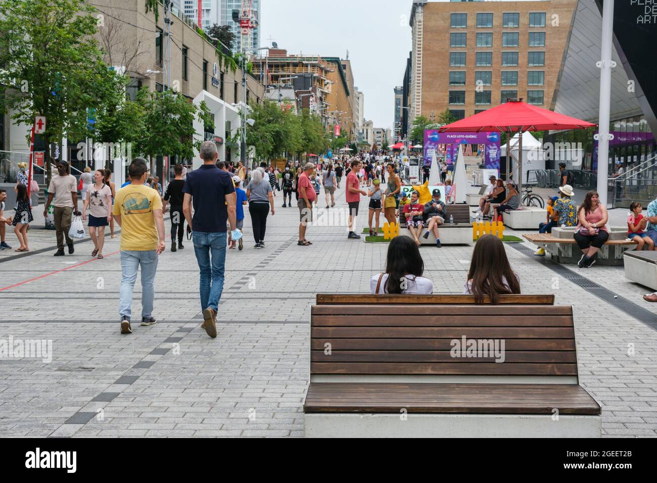 Montreal, CA - 17. Juli 2021: Menschen gehen auf der Sainte Catherine Street am Place des Arts Stockfoto