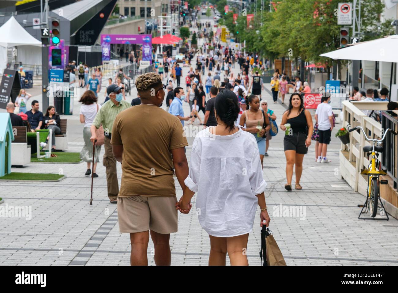 Montreal, CA - 17. Juli 2021: Menschen gehen auf der Sainte Catherine Street am Place des Arts Stockfoto