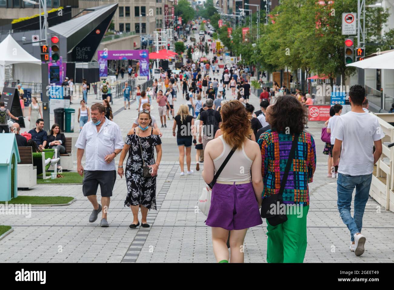 Montreal, CA - 17. Juli 2021: Menschen gehen auf der Sainte Catherine Street am Place des Arts Stockfoto