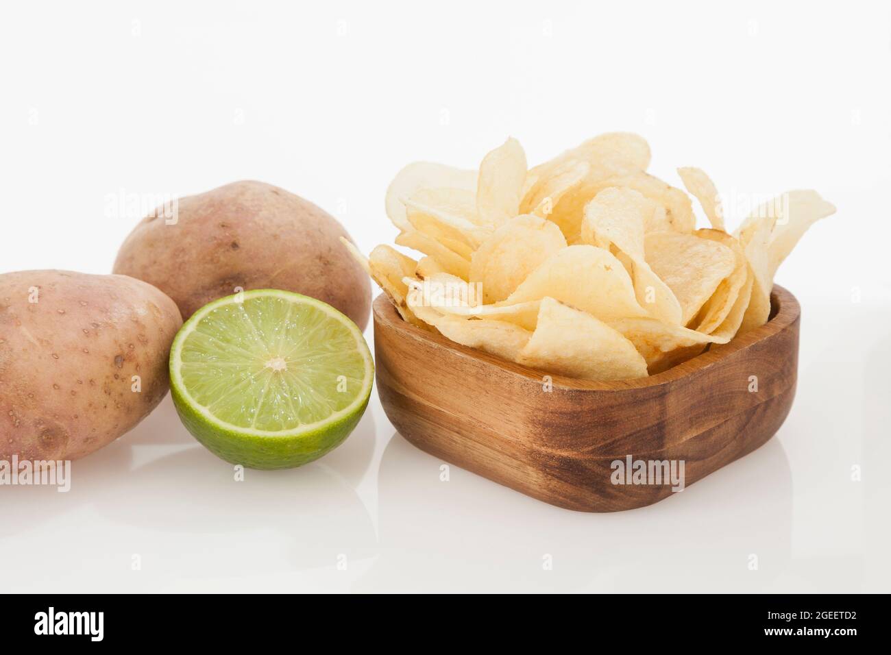Holzschüssel Mit Leckeren Kartoffelchips Zitronengeschmack; Foto Auf Weißem Hintergrund Stockfoto