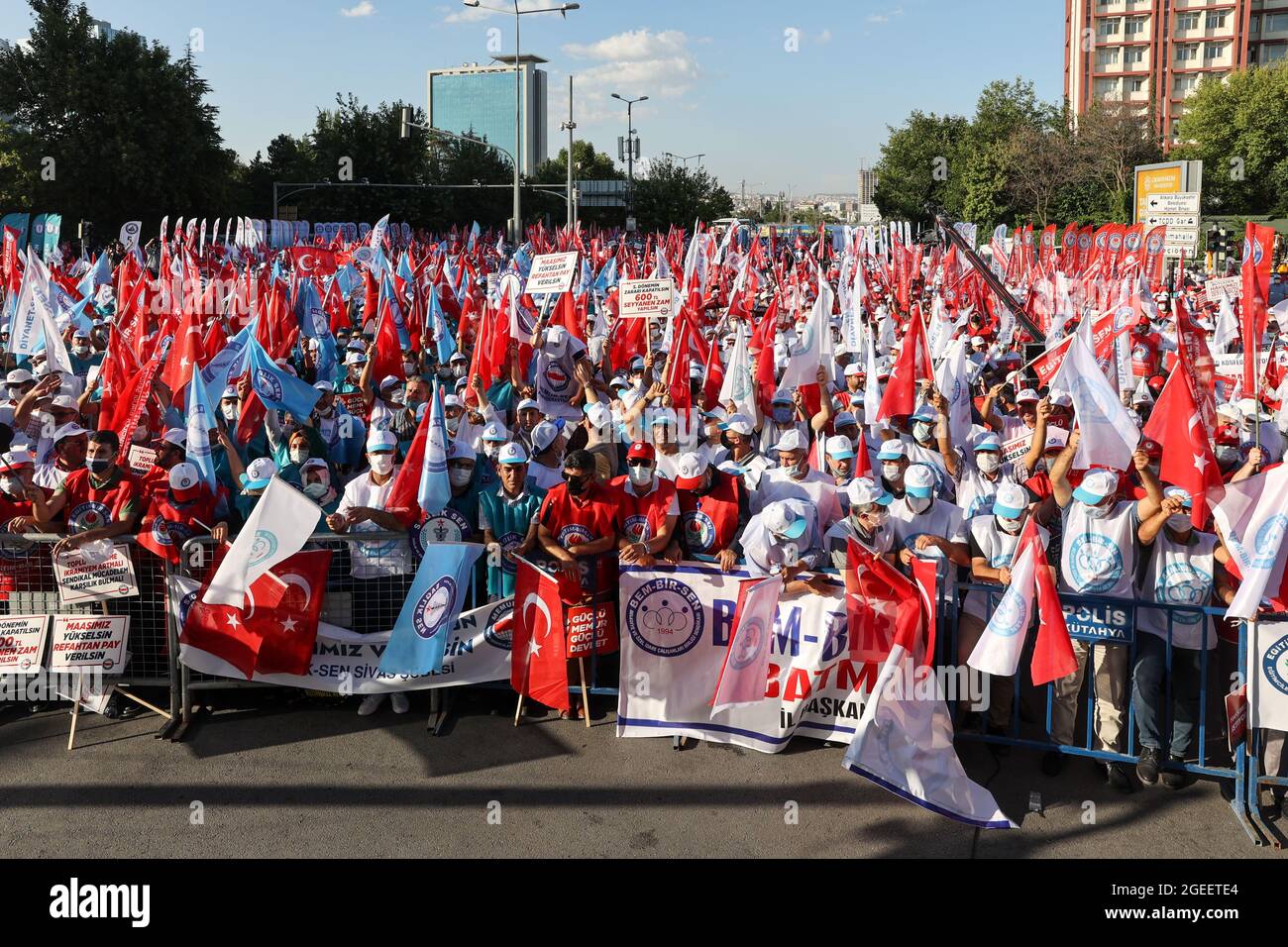 Ankara, Türkei. August 2021. MEMUR-SEN (Bund der Gewerkschaften für öffentliche Bedienstete) hielt eine Kundgebung auf dem Anadolu-Platz in Ankara ab, nachdem die Regierung während des Tarifvertrags der 6. Amtszeit eine Erhöhung der Beamtenschaft vorgeschlagen hatte, die nicht den Erwartungen entsprach. (Foto von Tunahan Turhan/SOPA Images/Sipa USA) Quelle: SIPA USA/Alamy Live News Stockfoto