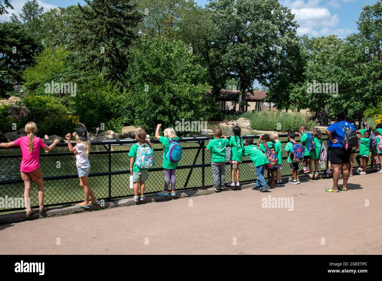 St. Paul, Minnesota. Como Park Zoo. Kinder der YMCA Jugendgruppe genießen die Vogelausstellung im Zoo nach seiner Wiedereröffnung während der Pandemie und t Stockfoto