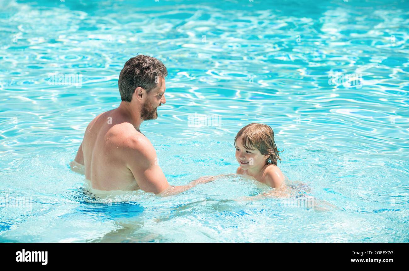 Glückliche Familie von Vater und Sohn Junge Spaß im Sommer Schwimmbad, Familie Stockfoto