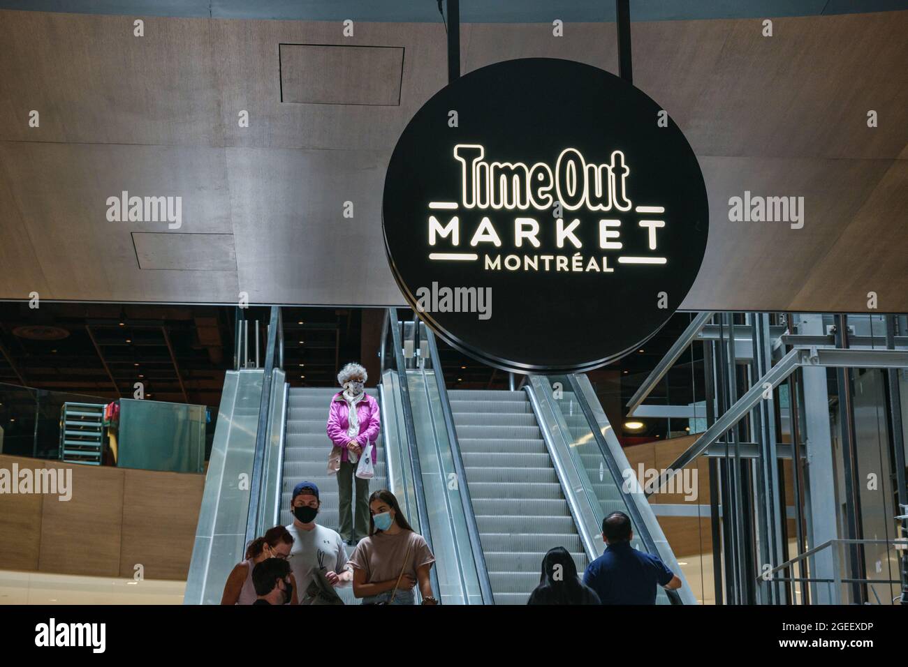 Montreal, CA - 17. Juli 2021: Time Out Market Food Hall in Centre Eaton Stockfoto