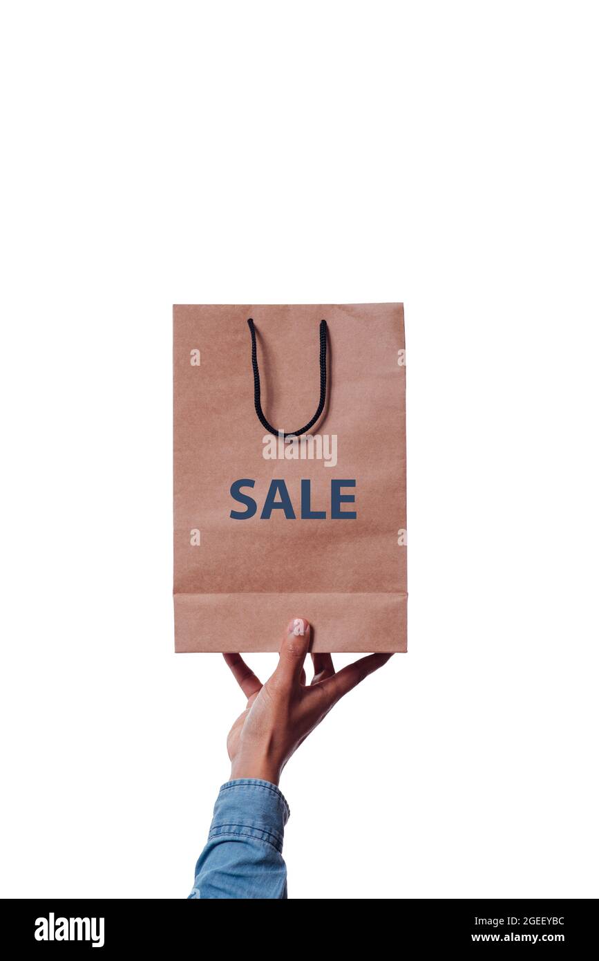 Vertikales Bild der Hand eines Mannes von unten mit einer Einkaufstasche auf weißem Hintergrund und mit einem Text, der Verkauf sagt Stockfoto