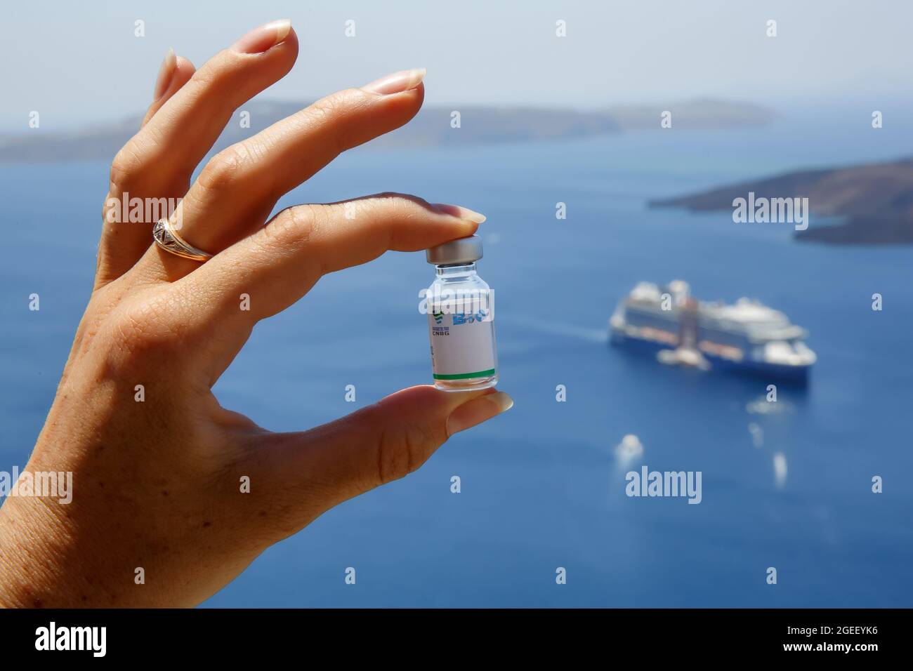 Santorini, Griechenland - 10. Juli 2021. Sinopharm - Vero Cell Vaccine Vial in den Händen. Reisen ohne Einschränkungen Konzept Stockfoto