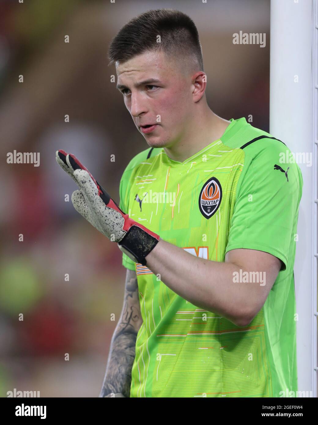 Monaco, Monaco, 17. August 2021. Anatoliy Trubin vom FC Shakhtar Donetsk reagiert während des UEFA Champions League-Spiels im Stade Louis II, Monaco. Bildnachweis sollte lauten: Jonathan Moscrop / Sportimage Stockfoto