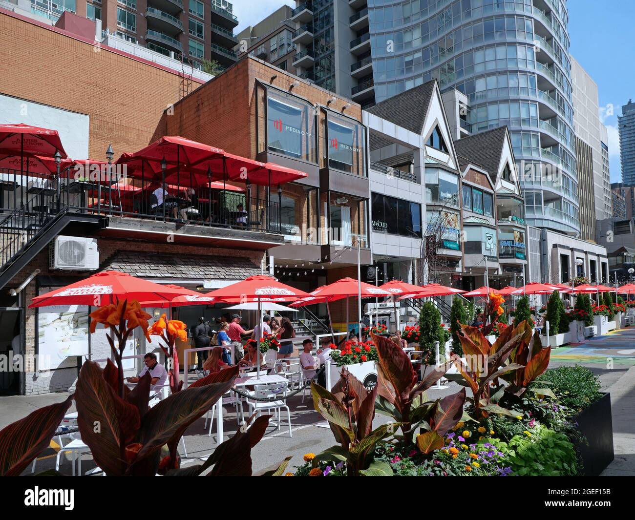 Toronto, Kanada - 19. August 2021: Eine Straße im modischen Einkaufsviertel Yorkville wurde für die Verwendung durch Restaurants für gesunde Outd gesperrt Stockfoto
