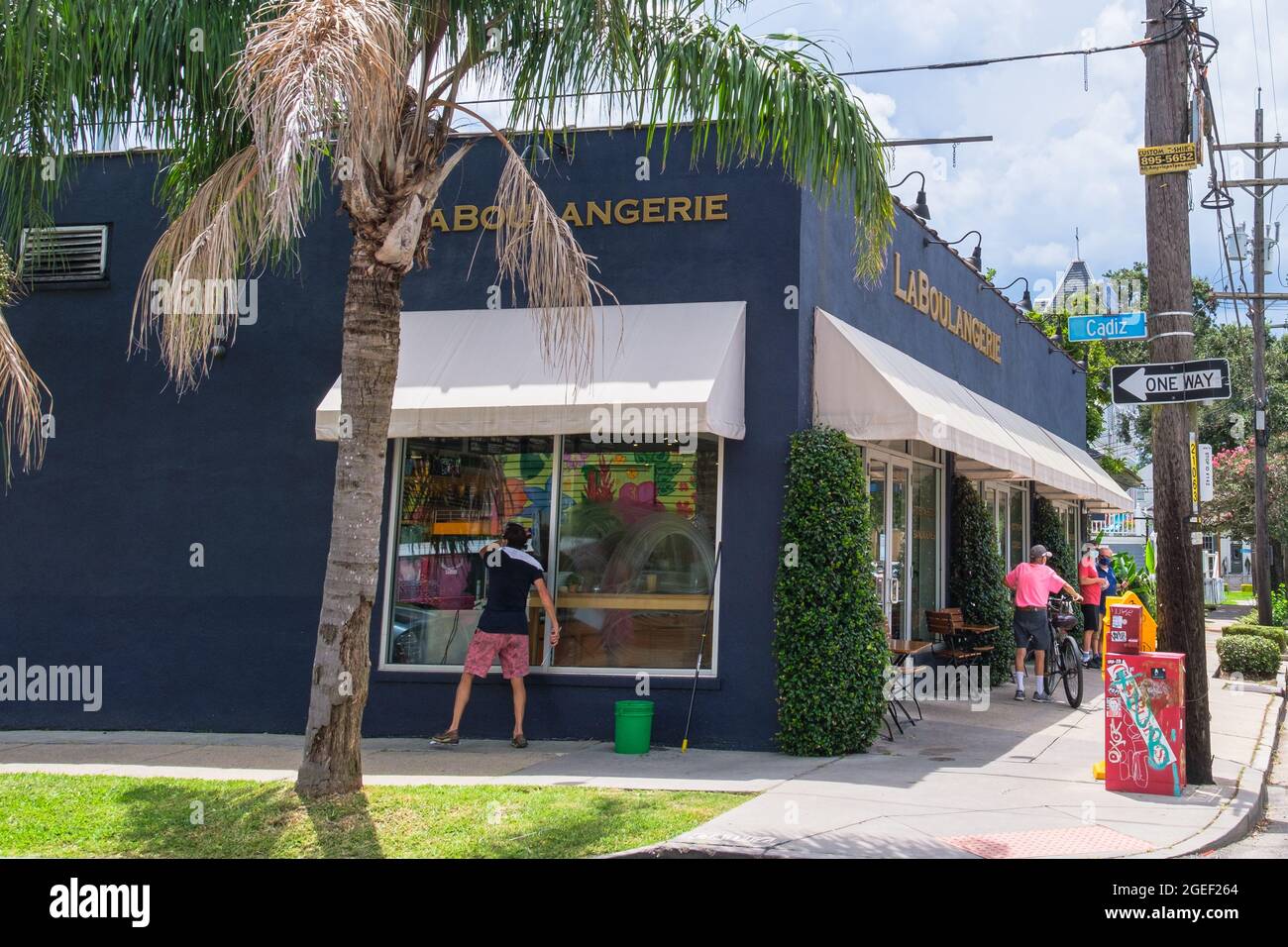 NEW ORLEANS, LA, USA - 15. AUGUST 2021: La Boulangerie Konditorei in der Magazine Street Stockfoto