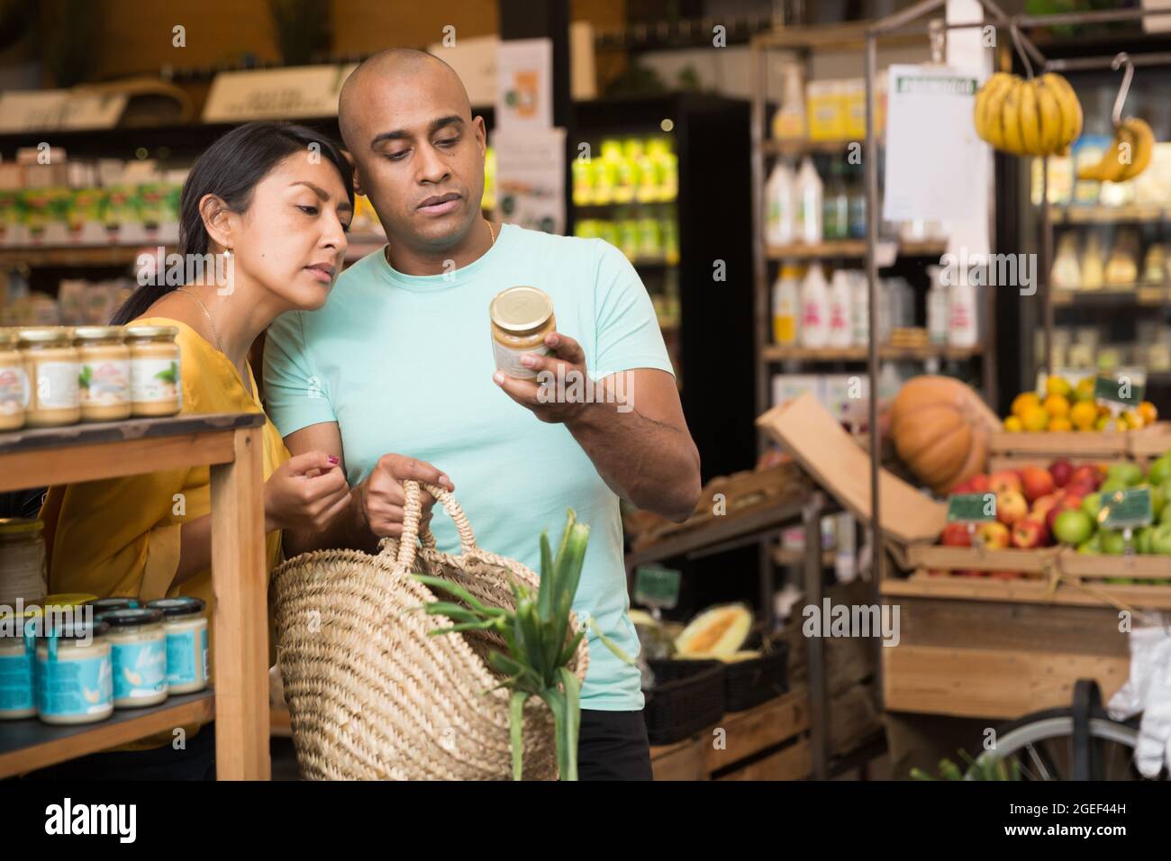 Ehepaar, das sich für Konserven im Supermarkt entschieden hat Stockfoto