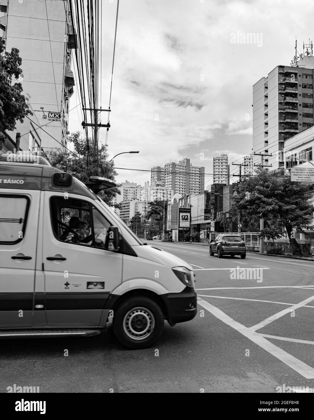 Nitreói, Rio de Janeiro, Brasilien - UM 2021: Mobiler Rettungsdienst (SAMU), der Patienten während einer COVID-19-Pandemie transportiert Stockfoto