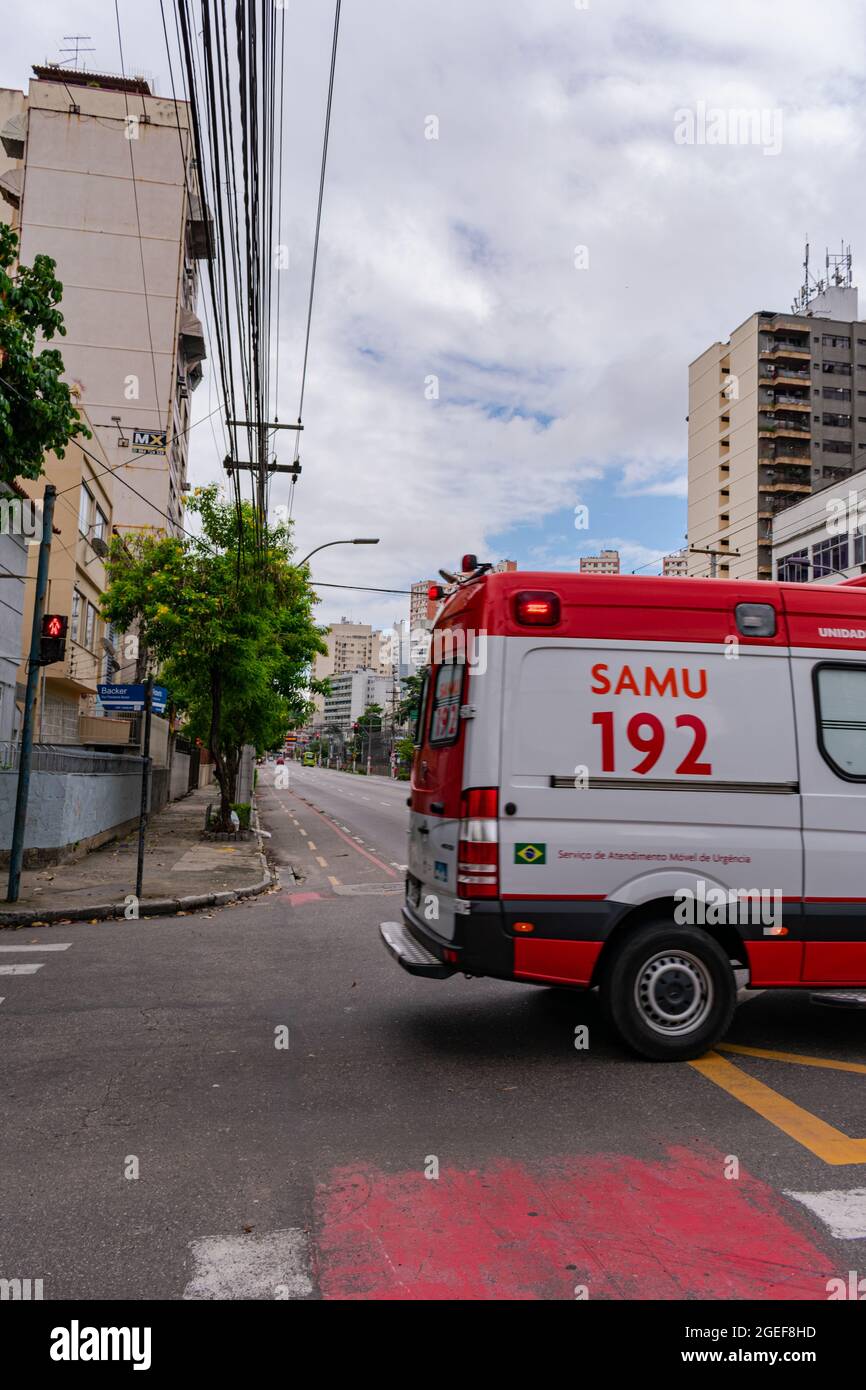 Nitreói, Rio de Janeiro, Brasilien - UM 2021: Mobiler Rettungsdienst (SAMU), der Patienten während einer COVID-19-Pandemie transportiert Stockfoto