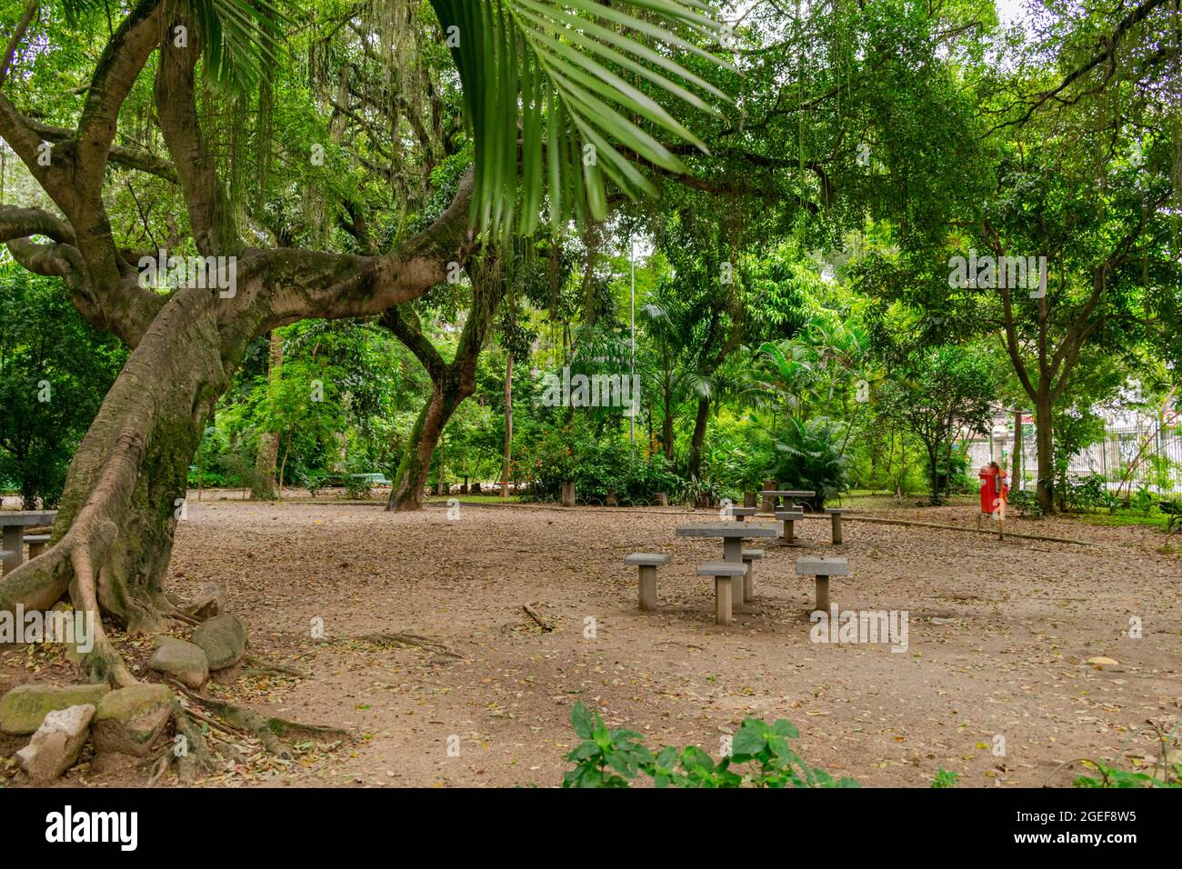 Der städtische öffentliche Park, bekannt als „Campo de São Bento“, wurde aufgrund der während der COVID-19-Pandemie erlassenen Sperre geschlossen und ohne Menschen Stockfoto