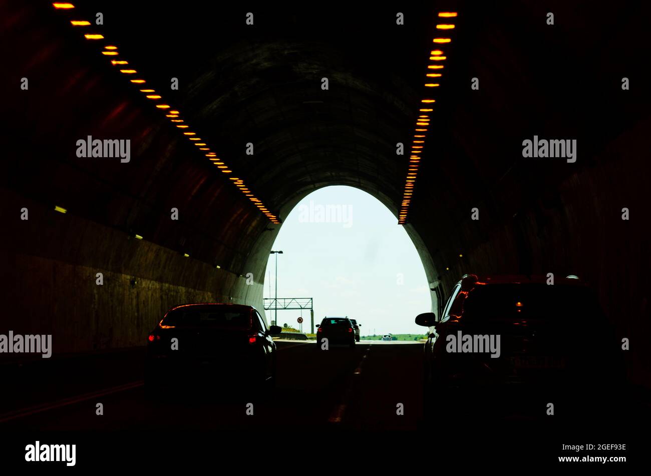 ROSH PINNA, ISRAEL - 28. März 2021: Die Autos fahren durch einen dunklen Straßentunnel in Rosh Pinna, Israel Stockfoto