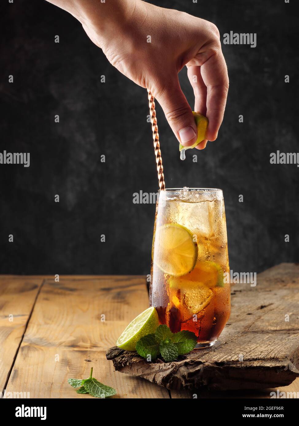 Klassischer Cocktail Cuba Libre auf einem Holztisch, Kopierraum. Stockfoto