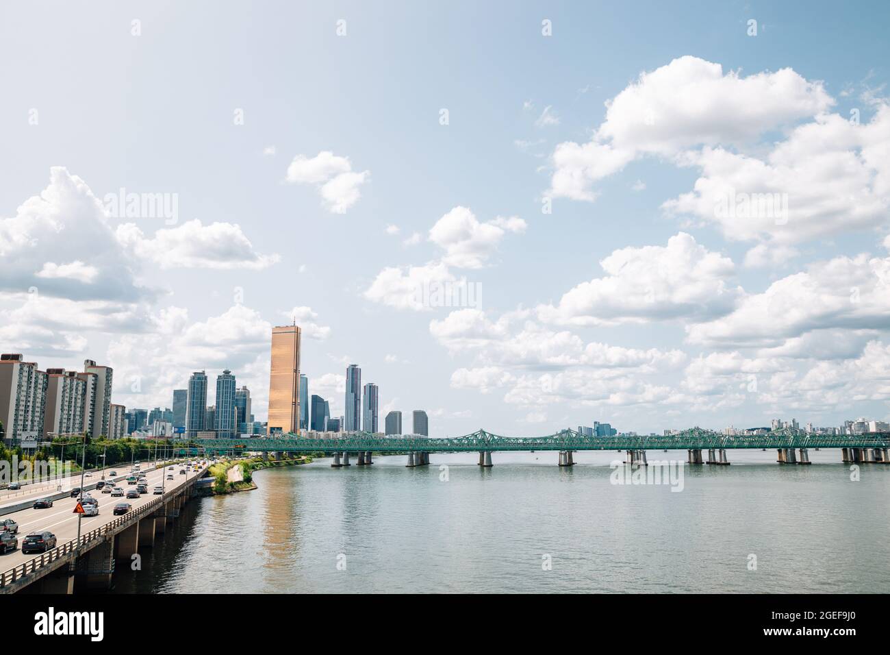 Yeouido Moderne Gebäude und Han-Fluss in Seoul, Korea Stockfoto