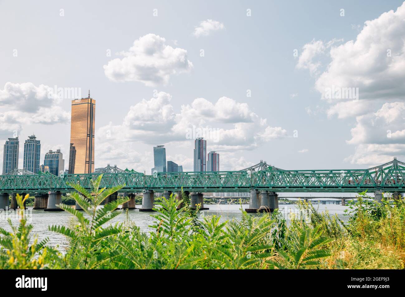 Yeouido Moderne Gebäude und Han River Park in Seoul, Korea Stockfoto