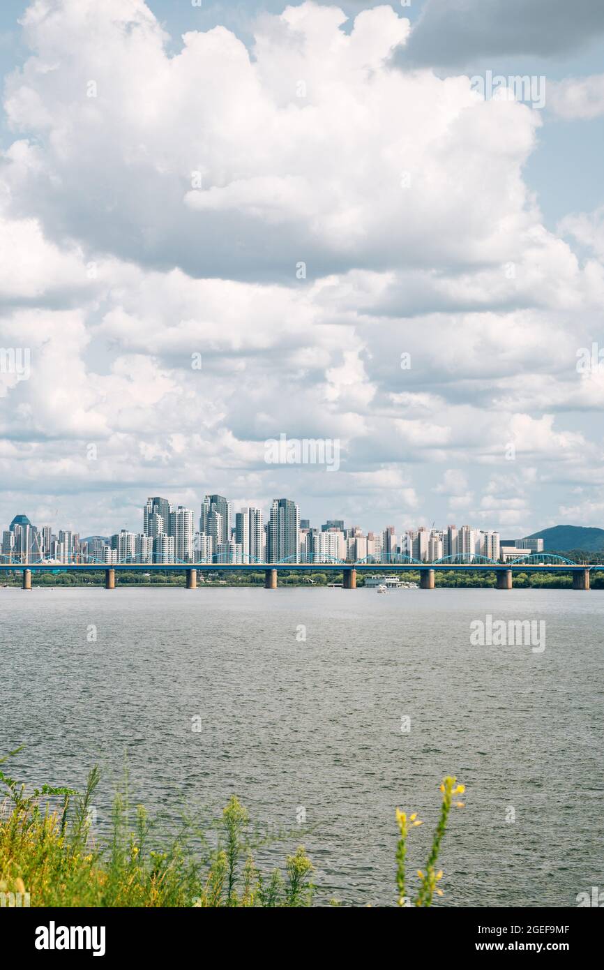 Han River Park Dongjak Daegyo Brücke und moderne Gebäude in Seoul, Korea Stockfoto