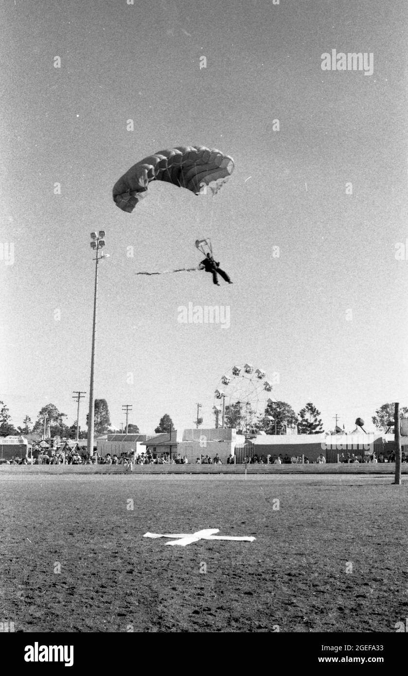 GATTON QUEENSLAND, AUSTRALIEN, JULI 1984: Ein Fallschirmspringer springt bei der jährlichen A- und P-Show in Gatton, Queensland, 1984 in den Showring. Gescannt von Originalnegativen für die Zeitungsveröffentlichung. Stockfoto