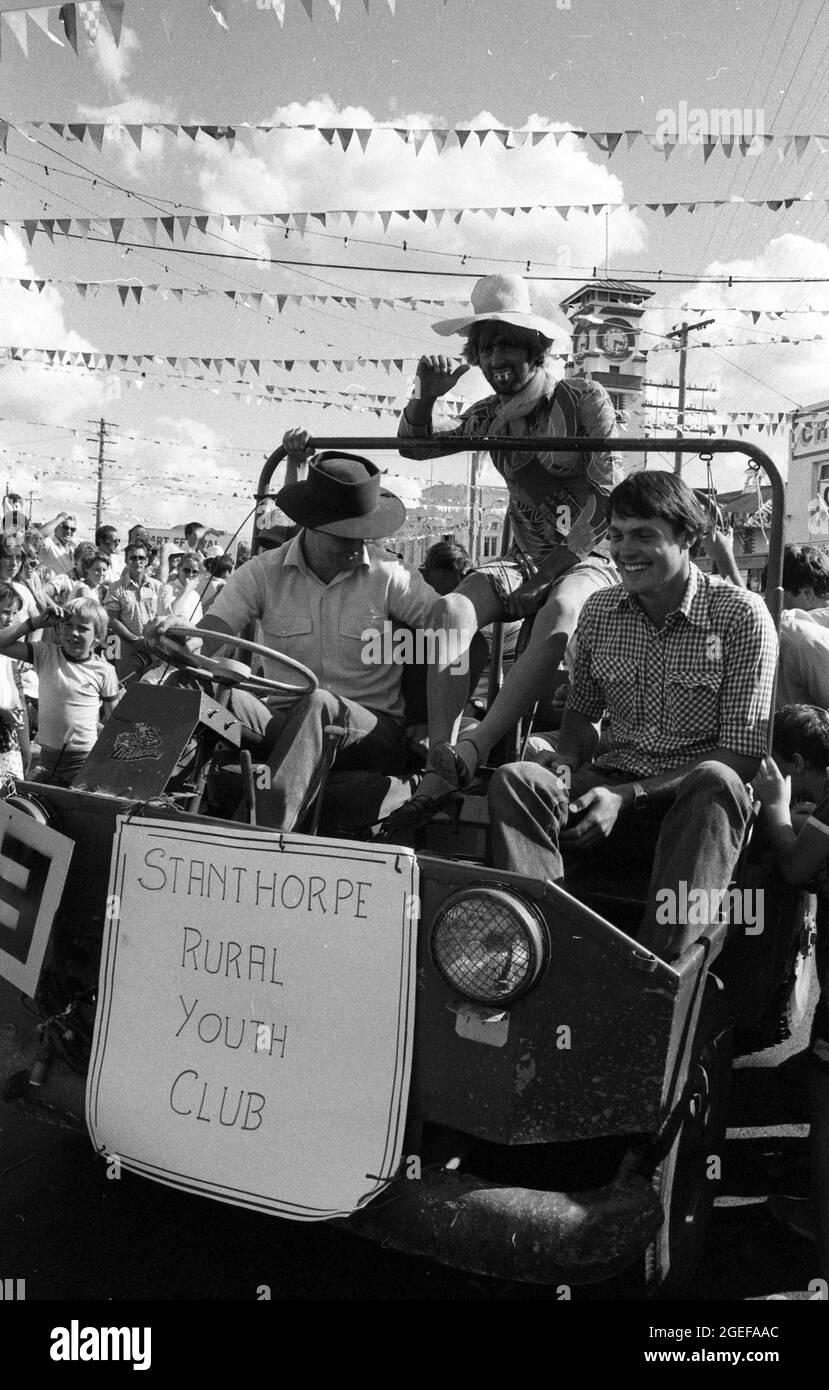 STANTHORPE, QUEENSLAND, AUSTRALIEN, 1984: Ein Festwagen für den Rural Youth Club beim jährlichen Apple and Grape Festival in Stanthorpe passiert eine große Menschenmenge. Stockfoto