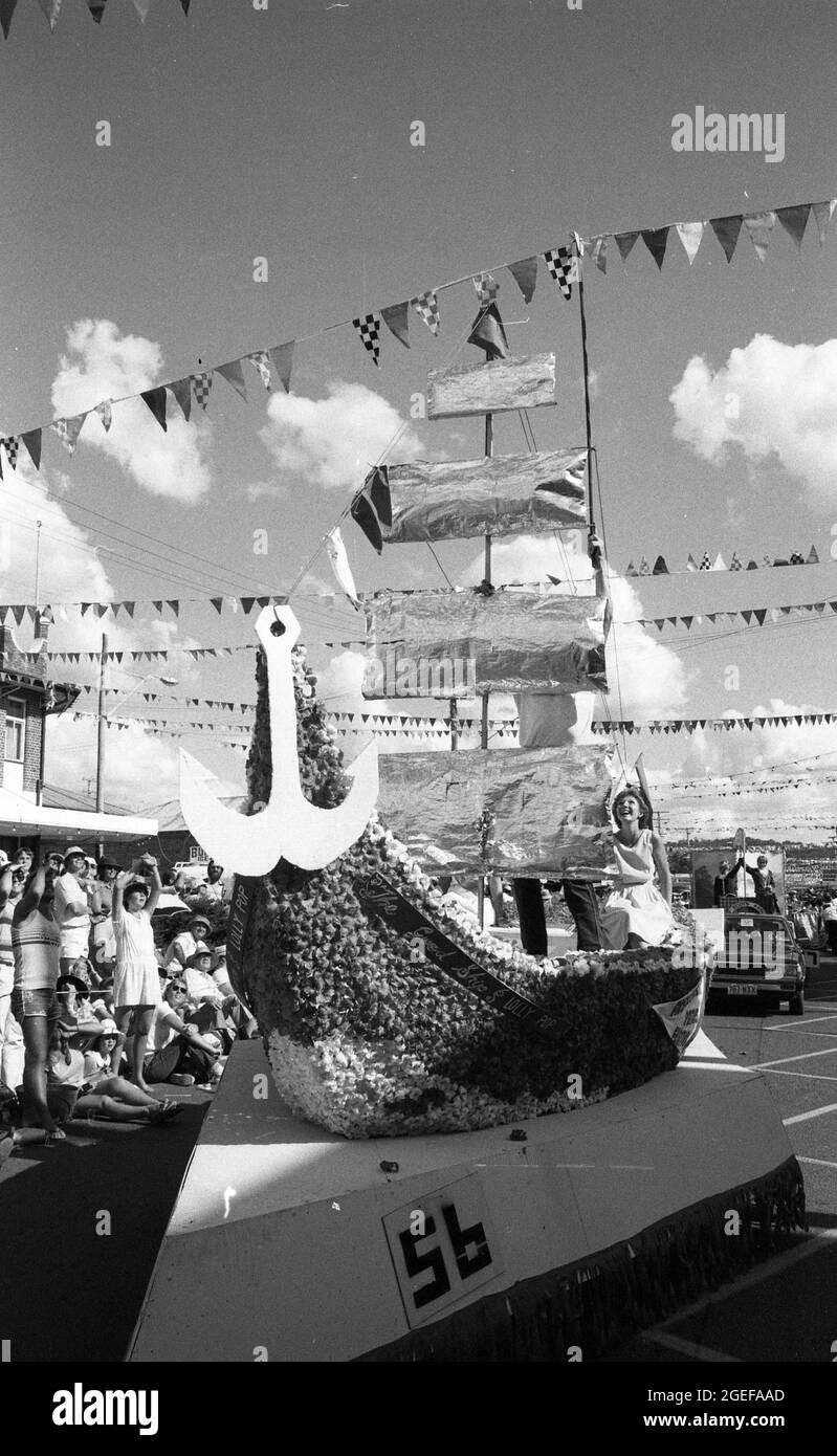 STANTHORPE, QUEENSLAND, AUSTRALIEN, 1984: Ein Festwagen beim jährlichen Apple and Grape Festival in Stanthorpe passiert eine große Menschenmenge. Stockfoto