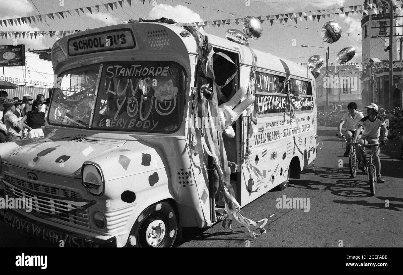 STANTHORPE, QUEENSLAND, AUSTRALIEN, 1984: Beim jährlichen Apple and Grape Festival in Stanthorpe kommt ein Festwagen für die örtliche Buslinie an einer großen Menschenmenge vorbei. Stockfoto