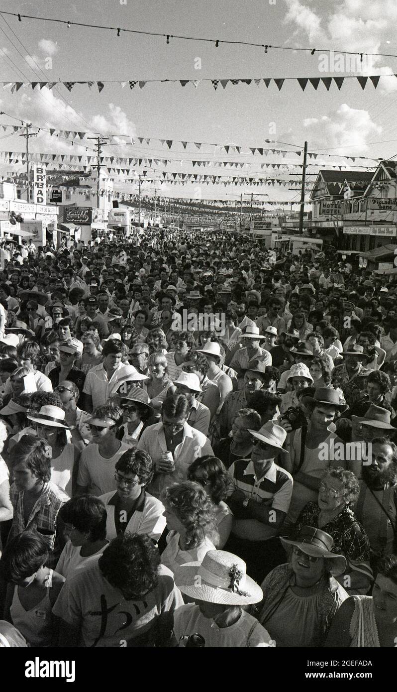 STANTHORPE, QUEENSLAND, AUSTRALIEN, 1984: Eine riesige Menschenmenge nimmt am jährlichen Apple and Grape Festival 1982 in Stanthorpe Teil. Stockfoto