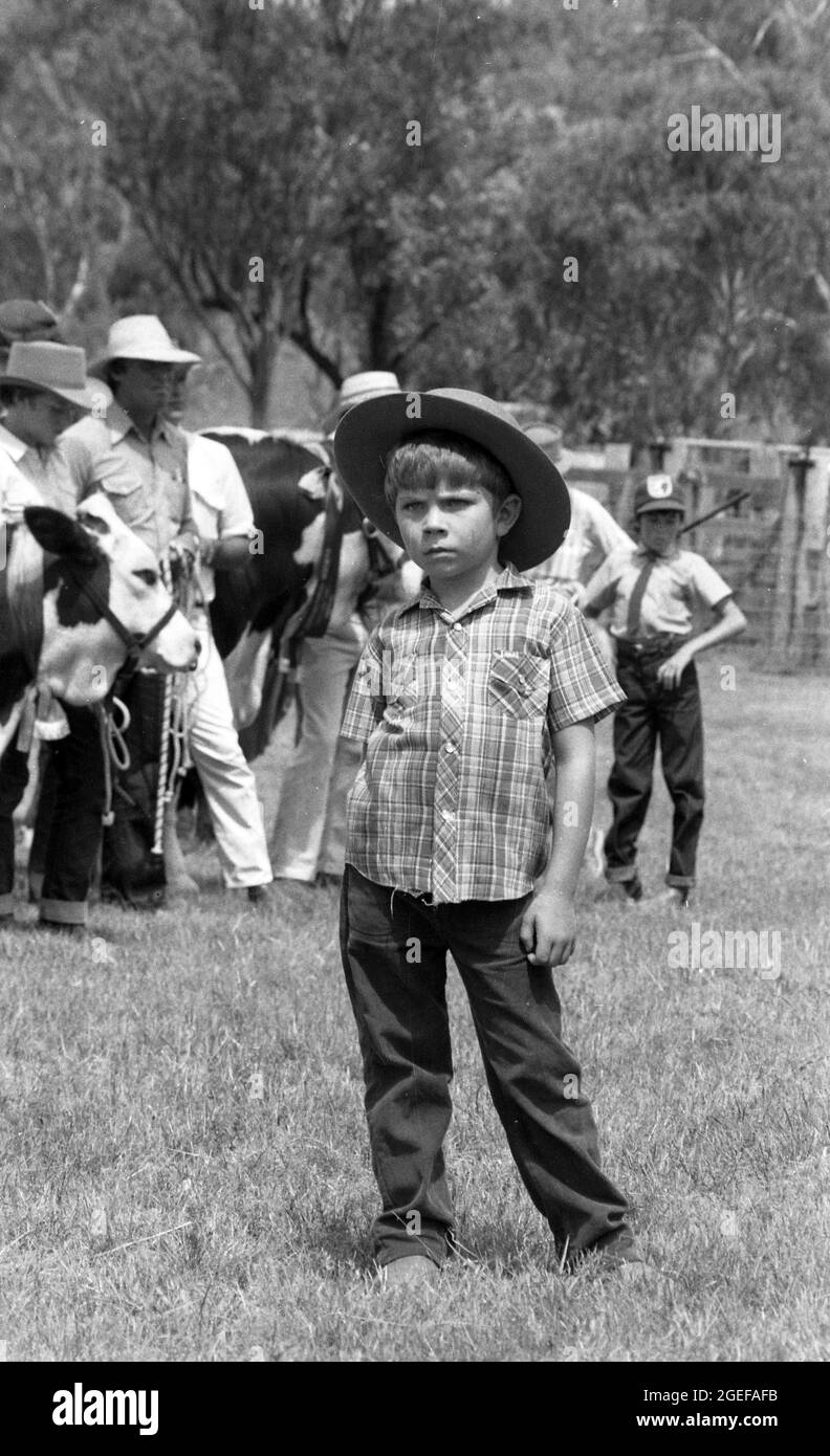 QUEENSLAND, AUSTRALIEN, MAI 1984: Porträt eines unidentfied Jungen, der 1984 eine A & P-Show im ländlichen Queensland besucht. Gescannt von Originalnegativen für die Zeitungsveröffentlichung. Stockfoto